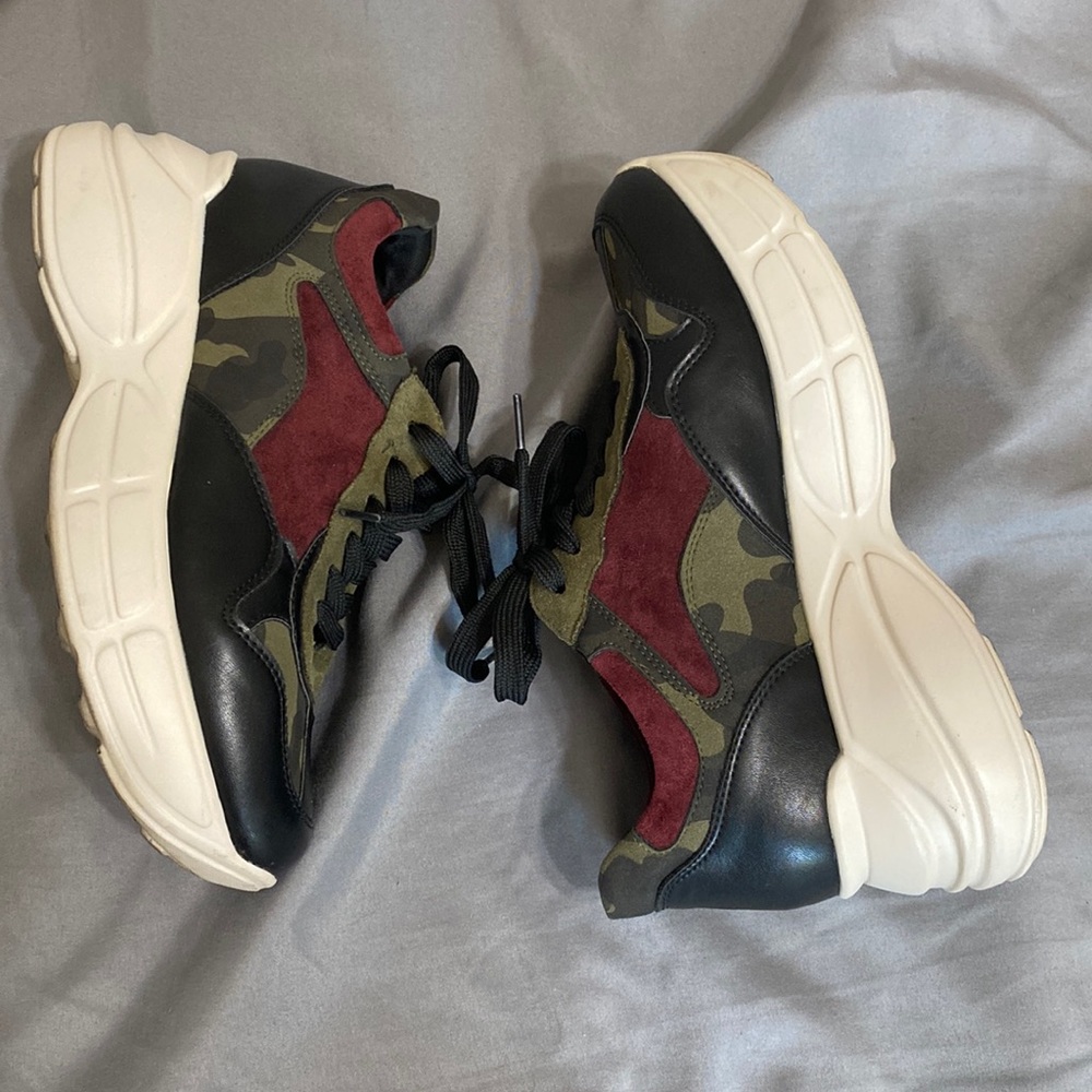 STEVE MADDEN SNEAKERS. SIZE 7.